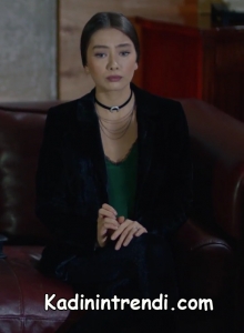 Kara sevda 47 bölüm Nihan yeşil bluz ve siyah kadife ceket kombini