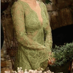 No-309-27-bölüm-Lalenin-ablasının-düğünde-giydiği-yeşil-abiyenin-markası