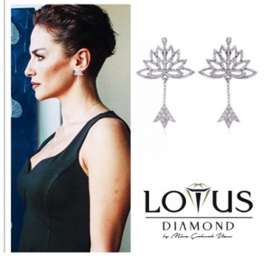 Paramparça-Selma-taktığı-lotus-çiçeği-küpelerin-markası-Lotus-Diamond