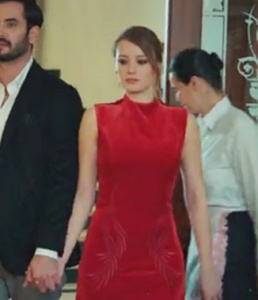 Elif kırmızı elbise Zeynep Erdoğan markasıdır