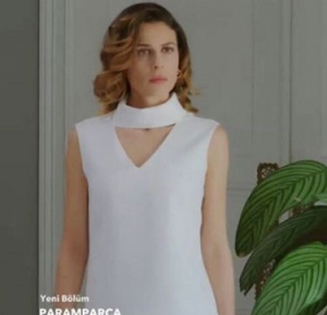 Paramparça Dilara karakterinin giydiği beyaz yakası şeritli Wolf bluz R-Cut İstanbul