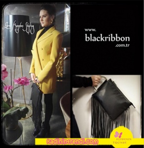 Hazal'ın sarı ceket ile kombine ettiği püsküllü siyah çantası. Bu çantanın markası Black Ribbon'dur.
