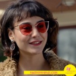 Fi dizisinde 3. bölümde Duru'nun kız arkadaşının kırmızı güneş gözlükleri Vedi Vero marka.