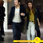 İstanbullu-Gelin-8-bölüm-dizi-kıyafetleri-Süreyya hardal rengi triko kazak haki trençkot ve beyaz pantolon kombini