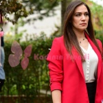 İstanbullu Gelin 9 bölüm kıyafetleri Beğüm kırmızı ceket hangi marka