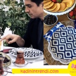 İstanbullu gelin kış bahçesinde kahvaltı yaparken kullanılan mavi beyaz tabaklar ZM Dekor marka.