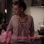 Duru'nun çay yaparken giydiği yakası ipli pudra Sweatshirt markası Pink.