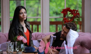 No 309 dizisinde 50. bölümde Demen Özdemir in canlandırdığı Lale karakterinin giydiği yeşil ceket Koton marka.