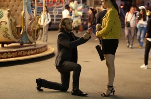 İçerde Final bölümde Mertin evlenme teklifi yaparken giydiği takım elbise Eylem ayakkabı