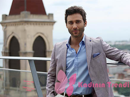 Ateş Böceği 1. Bölümde Seçkin Özdemir'in giydiği Gri Ceket Damat Tween markadır.