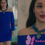 Kalp Atışı 8. bölümde Esma mavi elbise markası ve Mavi mercan kolye Mercan tasarım markasıdır.