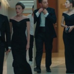 Kalp Atışı Bahar'ın düğünde giydiği kayık yaka siyah elbise ADL