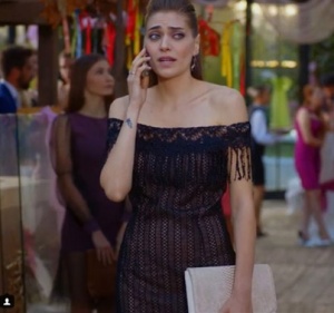 Dolunay 16. bölüm dizi kıyafetleri Fatoş'un düğünde giydiği siyah elbise ve bej el çantası. Çantanın markası Pinky Lola