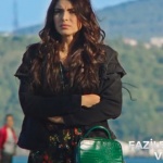 Fazilet hanım ve Kızları Hazan kıyafetleri Hazan çiçekli siyah elbise Hazan yeşil çanta ve Hazan siyah ceket markaları araştırılıyor