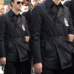 Çukur Dizisi cenaze töreninde Selimin giydiği siyah trençkot markası Boyner