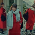 İstanbullu Gelin 26. bölümde Süreyya'nın giydiği kırmızı palto siyah beyaz çizgili kazak Süreyya siyah sırt çantası Süreyya siyah Sneaker ayakkabı, Süreyya gri şal nereden? İstanbullu Gelin dizi kıyafetleri 26. bölüm