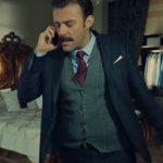 İstanbullu Gelin Fikret gri yelek, lacivert ceket, gömlek ve bordo gravat kombini