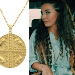 İstanbullu Gelin son bölüm Burcu Kıyafetleri Osman'ın sevgilisi Burcu'nun taktığı madalyon kolye markası Lelia.