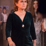 Fazilet Hanım ve Kızları dizisinde Nazan Kesal'ın canlandırdığı Fazilet karakterinin giydiği kadife elbisenin markası Gusto