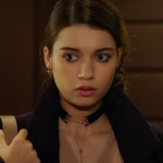 Fazilet Hanım ve Kızları dizisinde Ece'nin taktığı yıldız Küpe ve kolye ne marka?