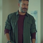 İstanbullu Gelin dizi kıyafetleri 8. Bölüm Can haki gömlek bordo tişört