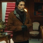 Babamın günahları dizisinin ilk bölümünde Mustafa Uğurlu'nun giydiği kahve rengi deri mont markası Derimod.