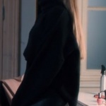 Fi 2. sezon 8. bölümde Duru'nun giydiği siyah boğazlı kazak ve Duru deri pantolon hangi marka