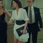 İstanbullu Gelin Son Bölümde Burcu'nun annesi Siren beyaz elbise Douze marka ve Siren kemer Lidyanadan