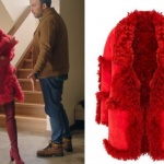 Ufak Tefek Cinayetler Dizisi son bölümde Pelin'nin giydiği kırmızı kürk ceketi Selma Çilek marka.